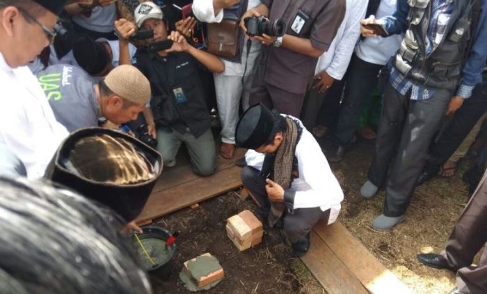 UAS Bersama Bupati Meranti Letakkan Batu Pertama Pembangunan Pesantren Darul Fikri   