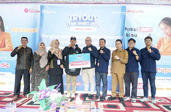 Telkomsel Umumkan Tujuh Top Scorer Ilmupedia Tryout UTBK 2025, Salah Satunya Siswa SMAN 1 Pekanbaru