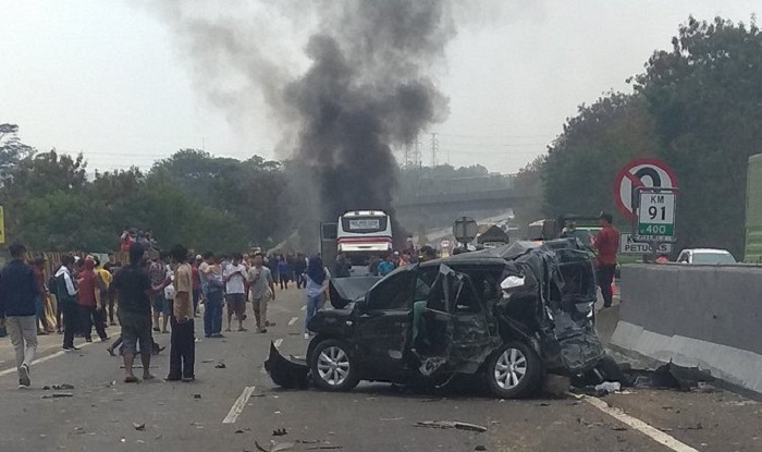 Mengerikan! Belasan Mobil Tabrakan Beruntun di Cipularang, 6 Kendaraan Terbakar, 6 Orang Tewas dan 8 Terluka