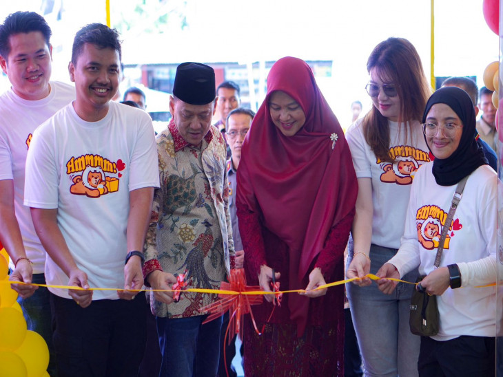 Pj Bupati Kampar dan Pj Ketua PKK Kampar Resmikan Outlet Es Krim Momoyo Bangkinang
