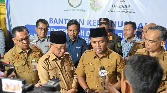 Perjalanan 12 Jam, Bupati Rohil Antar Langsung Bantuan ke Solok