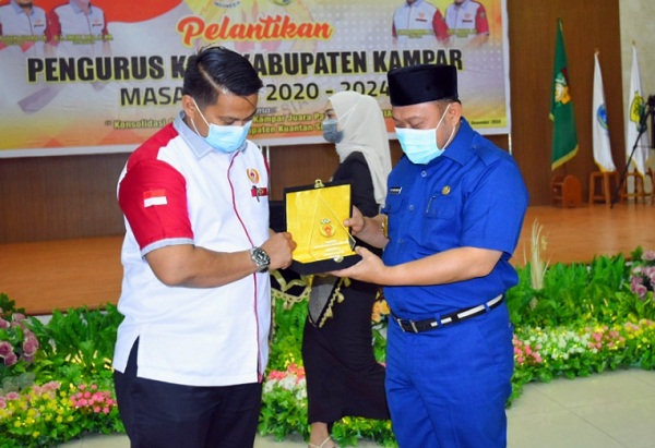 Resmi Dilantik sebagai Ketua KONI Kampar, Bupati Minta Surya Darmawan dapat Tingkatkan Prestasi dan Majukan Olahraga