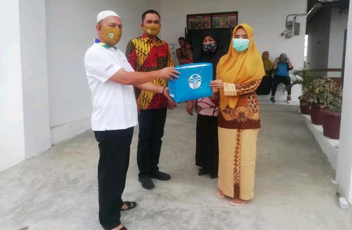 Didampingi Wakil Ketua DPRD Rohul, Hamulian Serahkan Alat Penanggulangan Covid-19