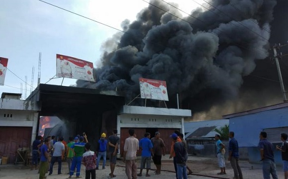 Gudang Penimbunan Bahan Bakar Minyak di Soekarno-Hatta Meledak, Asap Hitam Membumbung Tinggi