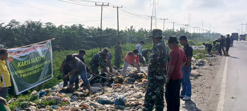 Memperingati Hari Juang Kartika Ke 78, Dandim 0321 Rohil  Lakukan Bakti Sosial Di Jalan Lintas Ujung Tanjung