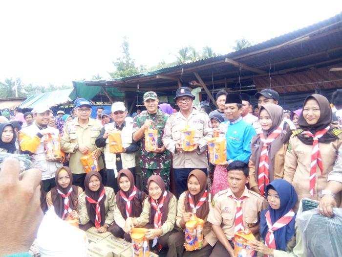 Bupati Suyatno Serahkan Bantuan untuk Pengungsi Banjir di Rohil 