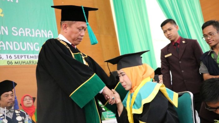 HARU...Sinta Gina Ditandu Menuju Podium untuk Dilantik Jadi Sarjana, Mata Rektor UIN Sampai Berkaca-kaca