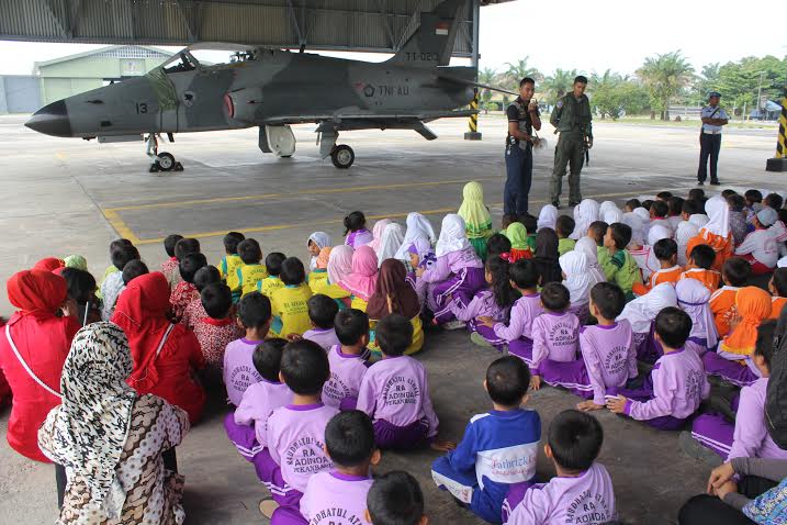 Serunya Kunjungan Ratusan Murid TK Pekanbaru ke Lanud Roesmin Nurjadin