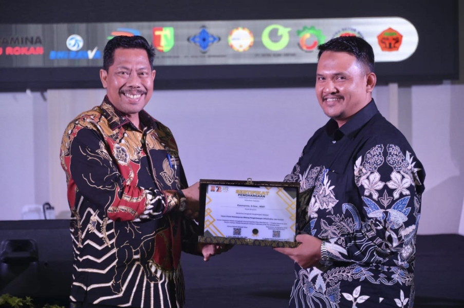 Bupati Kasmarni Terima Anugerah Tokoh Peduli Keinsinyuran Bidang Pengembangan Infrastruktur dan Inovasi