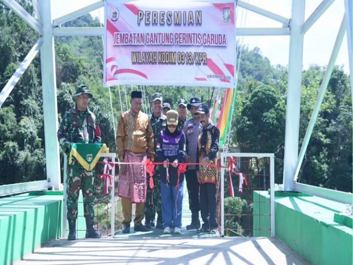 Jembatan Gantung Perintis Garuda  di Desa Gajah Bertalut Diresmikan