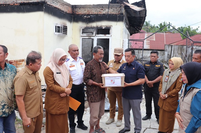 Dinsos Salurkan Bantuan Untuk Korban Kebakaran di Jalan Sentosa