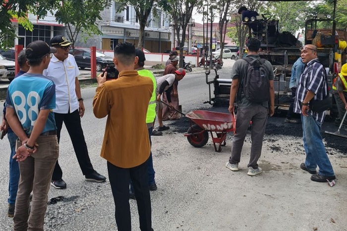 Politisi Golkar Parisman Ikhwan Tinjau  Pembangunan Jalan Parit Indah Pekanbaru