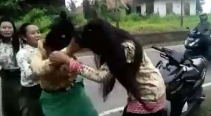 VIRAL...Dua Pelajar Perempuan Berkelahi di Pinggir Jalan, Ini Videonya
