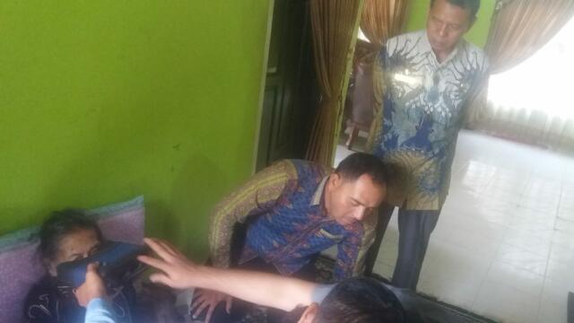 'Jemput Bola' Perekaman KTP, Disdukcapil Kampar Datangi Rumah Lansia dan Penderita Sakit