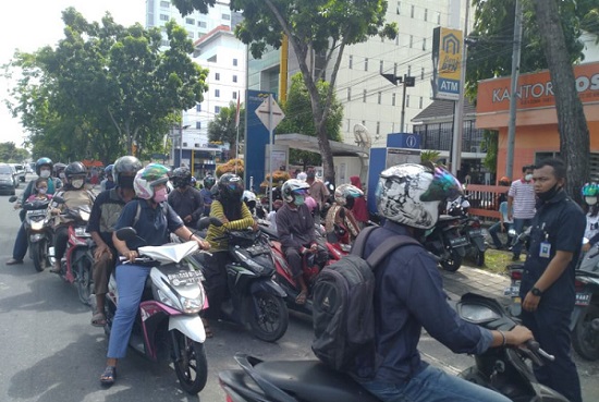 Cairkan Uang Rp600.000 dari Jokowi, Ribuan Warga Jejali Kantor Pos, Padahal  Sedang PSBB