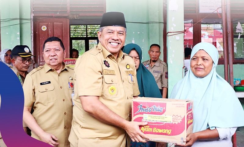 Bersama Asisten I Sekdaprov, Bupati Siak Tinjua dan Serahkan Bantuan untuk Korban Banjir di Mempura