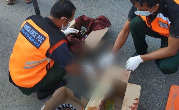 TRAGIS! Orok Bayi Ditemukan di Depan Hotel di Jalan Hangtuah, Diduga Sempat Tergilas Mobil dan Dikerumuni Anjing