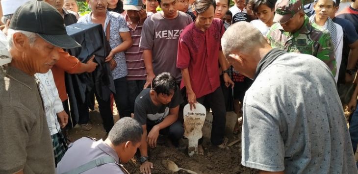 Akhirnya, Potongan Kepala Budi Hartanto, Guru Honorer yang Tewas Dimutilasi Dimakamkan dengan Kotak Hitam