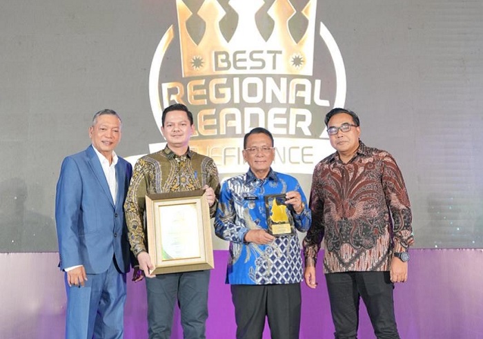 Punya BPR Beraset Rp100 Miliar, Bupati Rohil Terima Penghargaan Bidang Ekonomi dan Keuangan