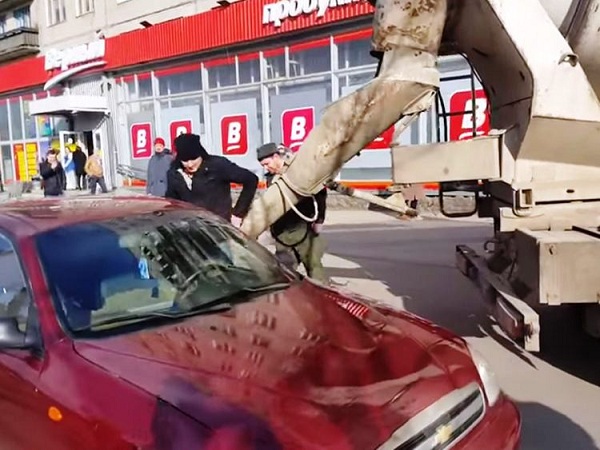 OMG.. Tak Izin Ubah Nama Belakang, Suami Ngamuk dan Cor Mobil Istri