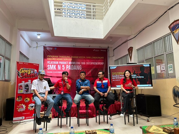 Telkomsel x Enduro Goes to School Perdana se-Sumatera di SMKN 5 Padang