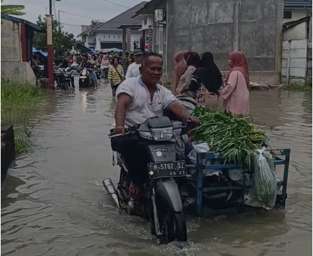 Diguyur Hujan, Pasar Kaget di Pekanbaru Ini Jadi Pasar Terapung, Begini Penampakannya...