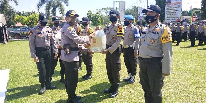 Bakti Sosial Serentak Jelang Hari Bhayangkara ke-74, Polres Kampar Bagikan 1000 Paket Sembako