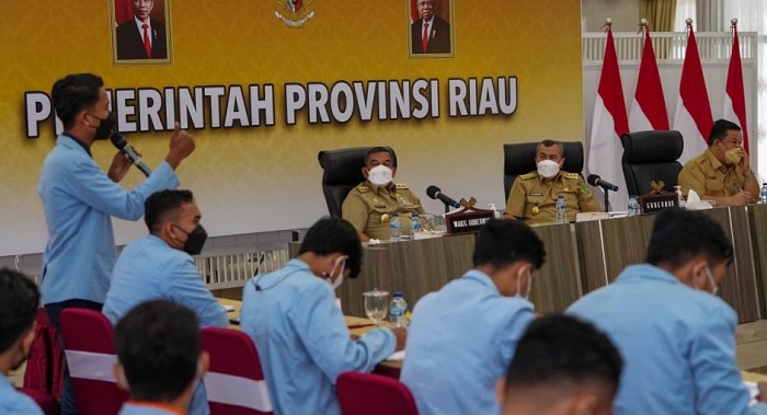 Syamsuar Klaim Sudah Penuhi Janji Kampanye, Tapi  Mahasiswa Hadiahi Minyak Goreng dan Jam Weker...