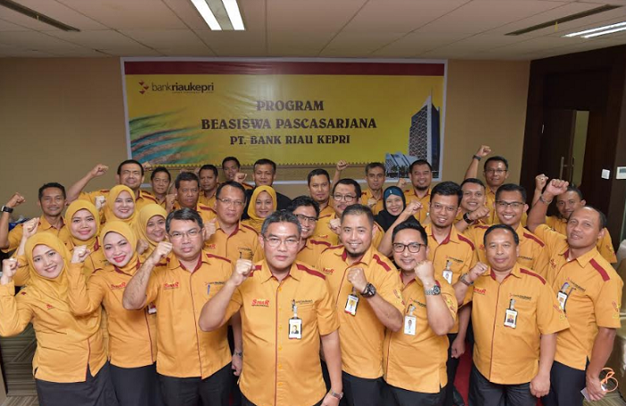Bank Riau Kepri Berikan Beasiswa S2 untuk Sembilan Pegawainya