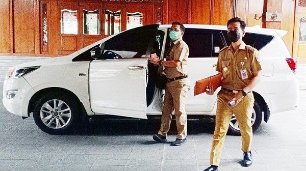 Biasa Tampil Casual, Begini Penampakan Gibran Rakabuming Hari Pertama Ngantor di Balai Kota Solo