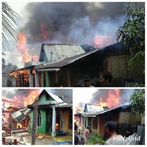 Kebakaran Hebat di Kota Baru Keritang, 8 Petak Rumah Rata jadi Tanah...