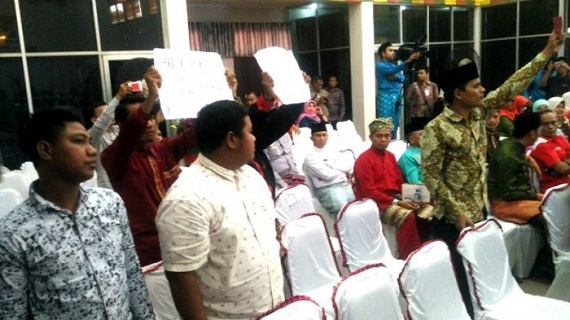 Sedang Paripurna Hari Jadi Rokan Hulu Ke-19, Mahasiswa Beri Kartu Merah pada  Bupati