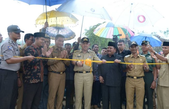 Saat Gerimis, Gubri Resmikan Jembatan Sungai Mentawai-Rohul