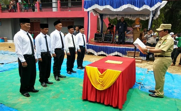 Bupati Rohul Lantik 5 Anggota BPD Indah dan Resmikan Stadion Mini di Sangkir Indah