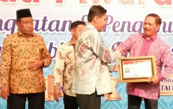 TAHNIAH...Bupati Inhil Terima Penghargaan dari KI Riau