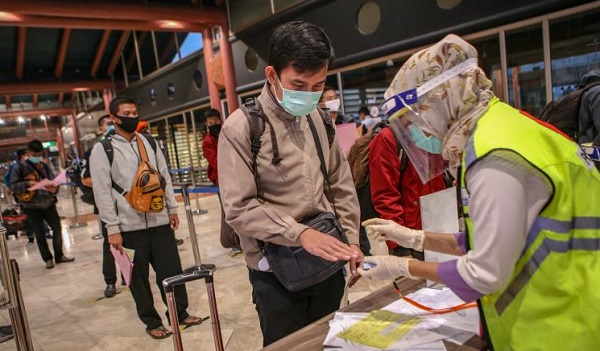 KOK BISA? 2.680 Orang dari Luar Negeri Masuk Indonesia Bawa Surat Negatif, Dicek Ulang Ternyata 1.867 Positif Covid-19