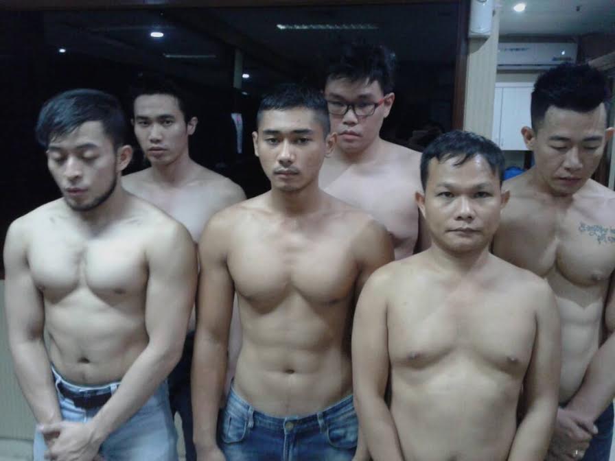 Kiamat Sudah... Polisi Tangkap 144 Pria Homo Lagi Pesta Sex, Ada Penari Telanjang, Kondom Berserakan