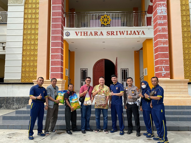 Satlantas Polres Kuansing Berikan Sembako Ke Penjaga Vihara Sriwijaya Kuansing