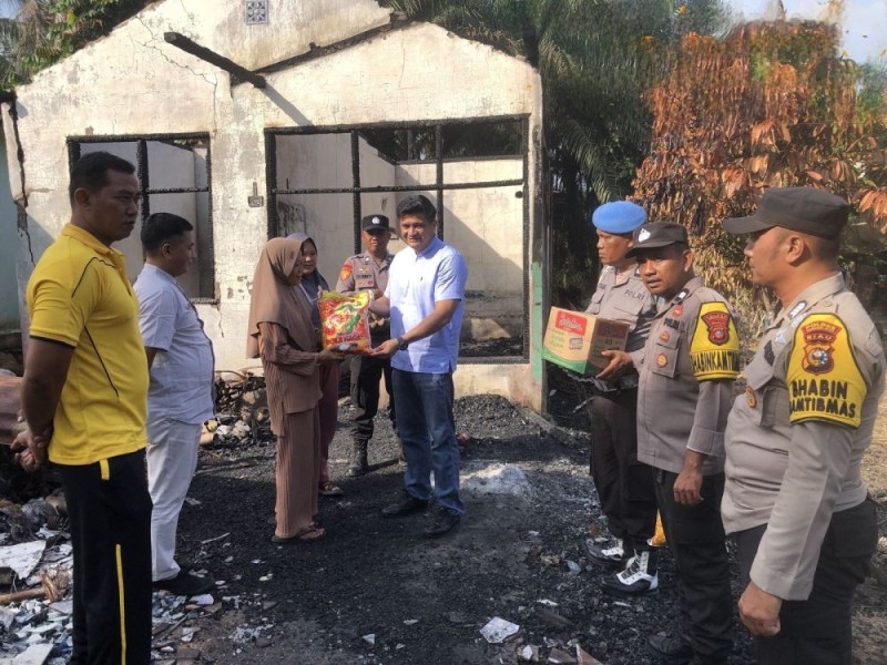 Hangus Terbakar, Warga Kota Lama Terima Bantuan