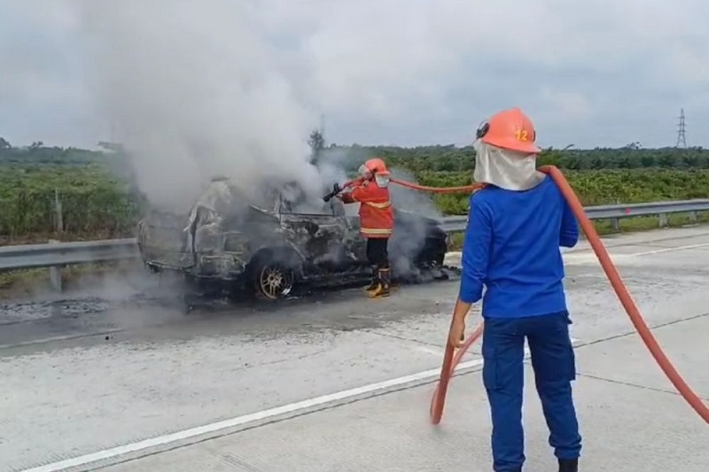 Pajero Terbakar di Tol Pekanbaru- XIII Koto Kampar