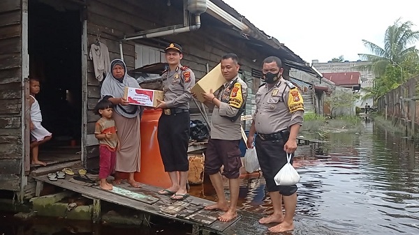 Kapolsek Dumai Kota Antarkan Bantuan Sembako ke Rumah Warga Korban Banjir