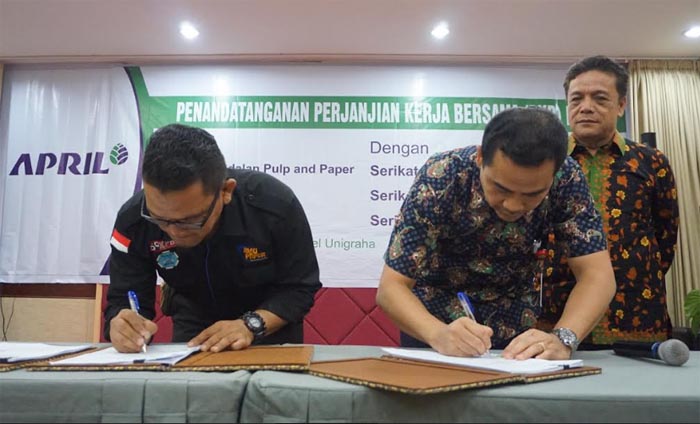 Disnaker Riau Saksikan Penandatangan PKB Serikat Pekerja di Pelalawan