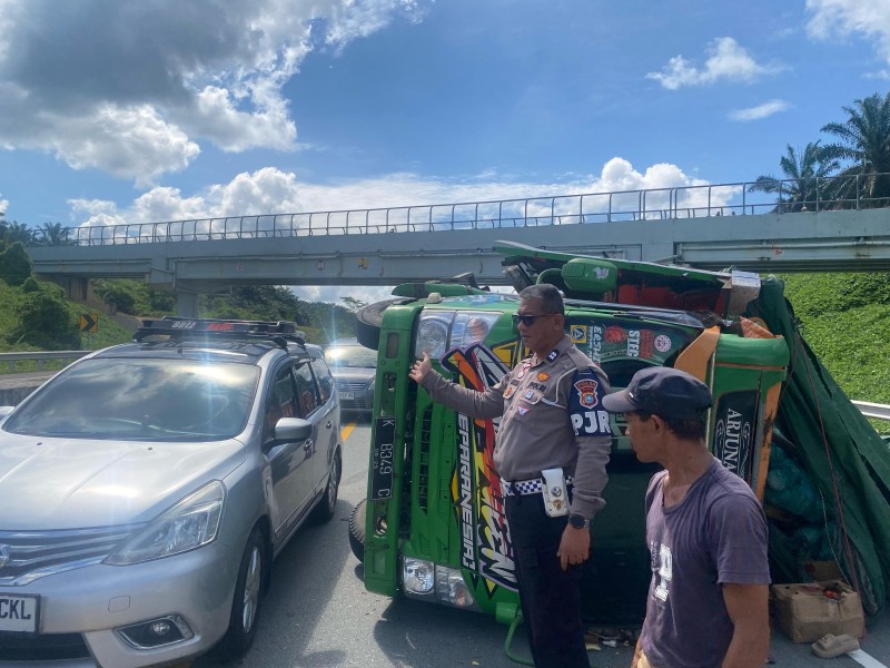 Truk Bermuatan Sayur Terguling di Tol Pekanbaru - Dumai