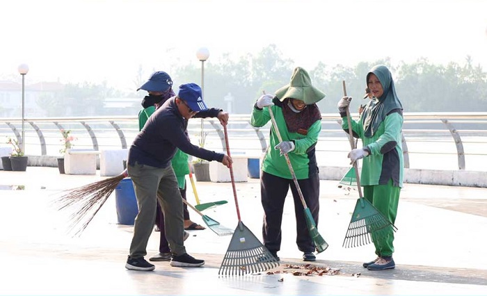 Dipimpin Sekda, Jajaran Pemkab Siak Lakukan Bersih-bersih di Taman Siak Bermadah