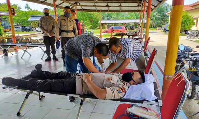Bantu Persediaan Darah PMI Rohil, Batalyon B Pelopor Sat Brimob Polda Riau Lakukan Donor Darah