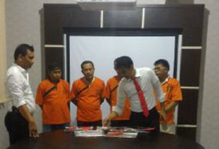 Penyidik Serahkan Berkas Tersangka Korupsi Cetak Sawah di Batang Cenaku Kepada Jaksa