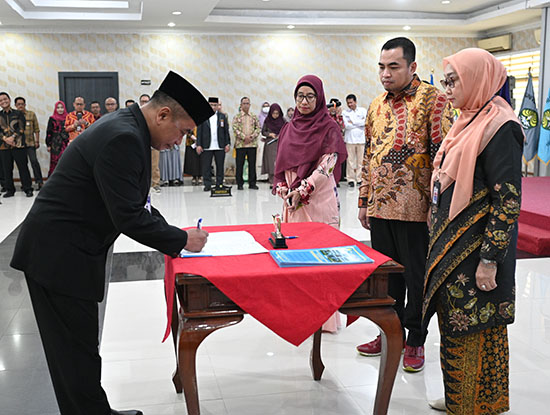 Lantik Pejabat Baru, Rektor Tekankan Pentingnya Inovasi dan Kolaborasi untuk Kemajuan Unri