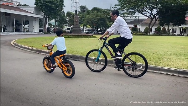 Sepedaan Bareng Jan Ethes, Jokowi: Rasanya Baru Kemarin Saya Timang-Timang
