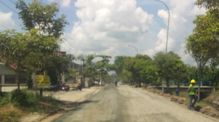 Jalan Parit Indah Mulai Diperbaiki, Dinas PUPR Alihkan Arus Lalu Lintas ke Jalan Kesadaran