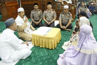 Kapolda Riau Jadi Saksi Tiga Mualaf di Masjid Raya Annur Pekanbaru